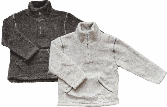 Twee teddy fleece truien met halve rits en kangoeroezak, in antracietgrijs en lichtgrijs.