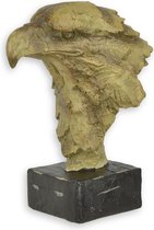 een resin figuur van adelaar kop