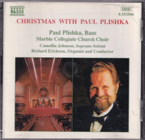 CD hoes voor 'Christmas with Paul Plishka'. Een interieur van een kerk met een koor en het gezicht van Paul Plishka.