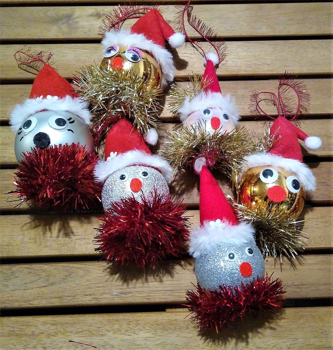 Donia Star kerstboomversieringen - set van 6 decoratieve kerstballen, handgemaakt in België - Rode hoed