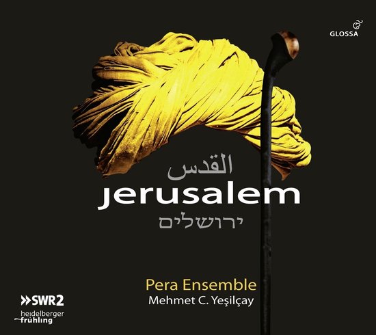 CD-hoes met een grote gele tulband en een zwarte stok. De titel 'jerusalem' staat in het midden.