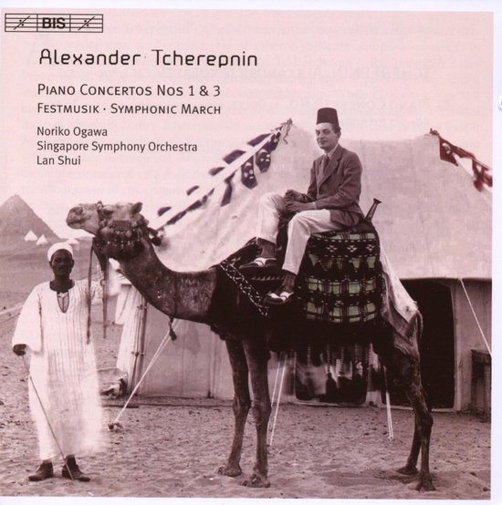 Alexander Tcherepnin zittend op een kameel met fez, naast een man in traditionele kledij. Achtergrond met tenten en piramides.