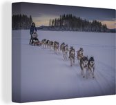 Canvas Schilderij Siberische Husky's met hondenslee over sneeuwvlakte tijdens zonsondergang in Lapland - 40x30 cm - Wanddecoratie