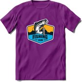 Fishing - Vissen T-Shirt | Grappig Verjaardag Vis Hobby Cadeau Shirt | Dames - Heren - Unisex | Tshirt Hengelsport Kleding Kado - Paars - M