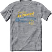 Go Fishing - Vissen T-Shirt | Grappig Verjaardag Vis Hobby Cadeau Shirt | Dames - Heren - Unisex | Tshirt Hengelsport Kleding Kado - Donker Grijs - Gemaleerd - XL