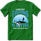 A Bad Day Fishing - Vissen T-Shirt | Blauw | Grappig Verjaardag Vis Hobby Cadeau Shirt | Dames - Heren - Unisex | Tshirt Hengelsport Kleding Kado - Donker Groen - M