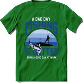 A Bad Day Fishing - Vissen T-Shirt | Blauw | Grappig Verjaardag Vis Hobby Cadeau Shirt | Dames - Heren - Unisex | Tshirt Hengelsport Kleding Kado - Donker Groen - S