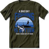 A Bad Day Fishing - Vissen T-Shirt | Blauw | Grappig Verjaardag Vis Hobby Cadeau Shirt | Dames - Heren - Unisex | Tshirt Hengelsport Kleding Kado - Leger Groen - XL