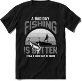 A Bad Day Fishing - Vissen T-Shirt | Grijs | Grappig Verjaardag Vis Hobby Cadeau Shirt | Dames - Heren - Unisex | Tshirt Hengelsport Kleding Kado - Zwart - M