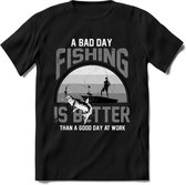 A Bad Day Fishing - Vissen T-Shirt | Grijs | Grappig Verjaardag Vis Hobby Cadeau Shirt | Dames - Heren - Unisex | Tshirt Hengelsport Kleding Kado - Zwart - XL