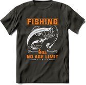 Fishing Has No Age Limit - Vissen T-Shirt | Oranje | Grappig Verjaardag Vis Hobby Cadeau Shirt | Dames - Heren - Unisex | Tshirt Hengelsport Kleding Kado - Donker Grijs - L