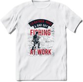 A bad Day Fishing - Vissen T-Shirt | Rood | Grappig Verjaardag Vis Hobby Cadeau Shirt | Dames - Heren - Unisex | Tshirt Hengelsport Kleding Kado - Wit - S
