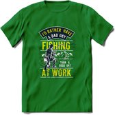 A bad Day Fishing - Vissen T-Shirt | Lime | Grappig Verjaardag Vis Hobby Cadeau Shirt | Dames - Heren - Unisex | Tshirt Hengelsport Kleding Kado - Donker Groen - M