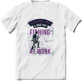 A bad Day Fishing - Vissen T-Shirt | Paars | Grappig Verjaardag Vis Hobby Cadeau Shirt | Dames - Heren - Unisex | Tshirt Hengelsport Kleding Kado - Wit - XL