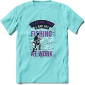 A bad Day Fishing - Vissen T-Shirt | Paars | Grappig Verjaardag Vis Hobby Cadeau Shirt | Dames - Heren - Unisex | Tshirt Hengelsport Kleding Kado - Licht Blauw - M