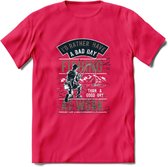 A bad Day Fishing - Vissen T-Shirt | Grijs | Grappig Verjaardag Vis Hobby Cadeau Shirt | Dames - Heren - Unisex | Tshirt Hengelsport Kleding Kado - Roze - XXL