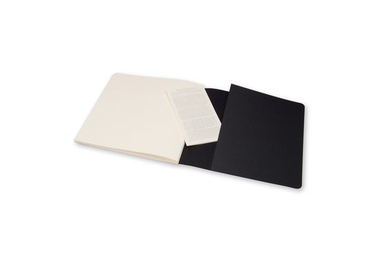 Open schetsboek met crème pagina's en een zwart hoesje dat naar buiten steekt.