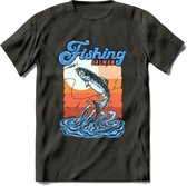 Fishing - Vissen T-Shirt | Grappig Verjaardag Vis Hobby Cadeau Shirt | Dames - Heren - Unisex | Tshirt Hengelsport Kleding Kado - Donker Grijs - M