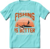 A Bad Day Fishing - Vissen T-Shirt | Oranje | Grappig Verjaardag Vis Hobby Cadeau Shirt | Dames - Heren - Unisex | Tshirt Hengelsport Kleding Kado - Licht Blauw - XL