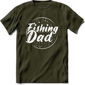 Fishing Dad - Vissen T-Shirt | Grappig Verjaardag Vis Hobby Cadeau Shirt | Dames - Heren - Unisex | Tshirt Hengelsport Kleding Kado - Leger Groen - S