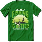 A Bad Day Fishing - Vissen T-Shirt | Groen | Grappig Verjaardag Vis Hobby Cadeau Shirt | Dames - Heren - Unisex | Tshirt Hengelsport Kleding Kado - Donker Groen - 3XL