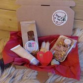 Valentijn Verwenpakket met o.a. Sweet Love thee, fudge, zeepje, hartje, handcreme.