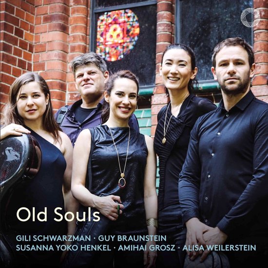Vijf muzikanten poseren voor een bakstenen muur met een glas-in-loodraam. De titel 'Old Souls' en de namen van de artiesten staan onderaan.