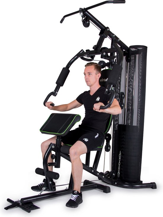 Man doet chest press aan zwart krachtstation met groene accenten.
