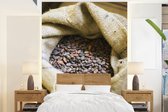 Behang - Fotobehang Jutezak gevuld met cacaobonen uit Ghana - Breedte 175 cm x hoogte 240 cm