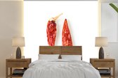 Behang - Fotobehang Droge rode chilipepers met witte achtergrond - Breedte 240 cm x hoogte 240 cm