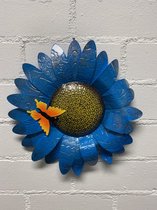 Metalen bloem wanddecoratie - Blauw + vlinder - Dia 31 cm - Voor binnen en buiten - Wanddecoratie