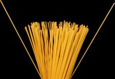 Dibond - Keuken / Eten / Voeding - Pasta / Spaghetti in geel / zwart - 120 x 180 cm.