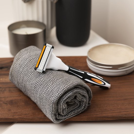 Rasoir BIC Hybrid 5 Flex à 5 lames en titane posé sur une serviette grise roulée.