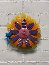 Metalen bloem wanddecoratie - Geel + oranje + paars + vlinder - Dia 30 cm - Voor binnen en buiten - Wanddecoratie