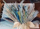 Prachtig handgemaakt wandstuk van Palmblad pampas diverse droogbloemen in de kleur blauw grijs 75cm