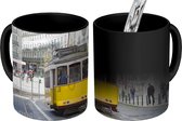 Magische Mok - Foto op Warmte Mok - Een gele tram met een kabelbaan rijdt door Lissabon - 350 ML