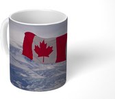 Mok - Koffiemok - De Canadese vlag in een winterlandschap - Mokken - 350 ML - Beker - Koffiemokken - Theemok