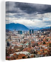 Canvas Schilderij Wolkendek boven Sarajevo Bosnië en Herzegovina - 50x50 cm - Wanddecoratie