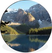 WallCircle - Wandcirkel - Muurcirkel - Besneeuwde bergen en bossen weerspiegeld in het Moraine Lake in Canada - Aluminium - Dibond - ⌀ 140 cm - Binnen en Buiten