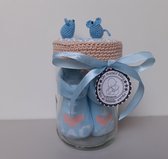 Kraamcadeau - geboortegeschenk  jongen - geborduurde beschuit met muisjes - glazen pot sokjes JONGENTJE.