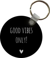 Sleutelhanger - Engelse quote Good vibes only! met een hartje tegen een zwarte achtergrond - Plastic - Rond - Uitdeelcadeautjes