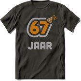 67 Jaar Feest T-Shirt | Goud - Zilver | Grappig Verjaardag Cadeau Shirt | Dames - Heren - Unisex | Tshirt Kleding Kado | - Donker Grijs - XL