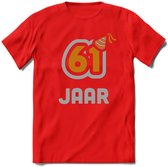 61 Jaar Feest T-Shirt | Goud - Zilver | Grappig Verjaardag Cadeau Shirt | Dames - Heren - Unisex | Tshirt Kleding Kado | - Rood - M
