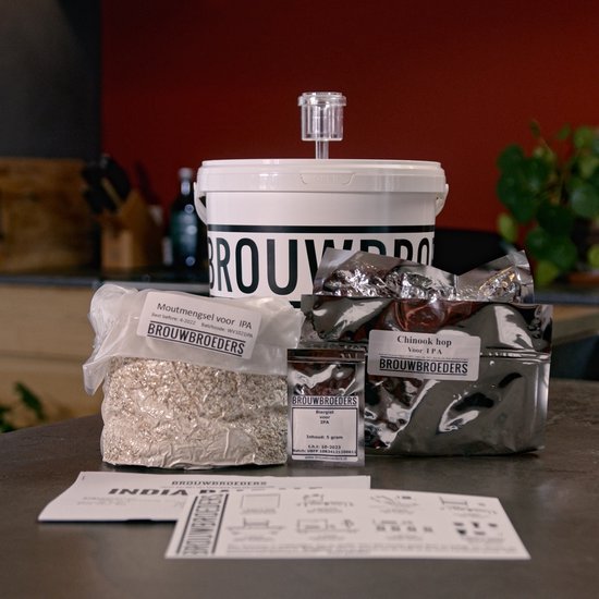 Brouwset met witte emmer, moutpakket, hopzak, gistzak en documentatie.