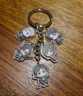 Sleutelhanger met plexiglas bedeltjes gebaseerd op chibi karakters uit een bekende Japanse animatieserie (kawaii, animé, manga, harajuku, animatie, attack on titan, film)