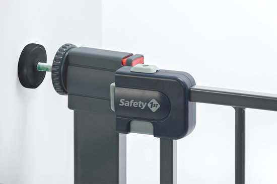 Detail van een donkergrijs hekje sluiting met rode indicator.