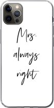 Geschikt voor iPhone 13 Pro Max hoesje - Quotes - 'Mrs. always right' - Trouwen - Spreuken - Siliconen Telefoonhoesje