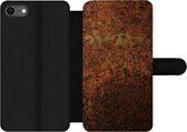 Bookcase Geschikt voor iPhone SE 2020 telefoonhoesje - Metaal - Groen - Roest print - Met vakjes - Wallet case met magneetsluiting