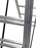 Close-up van een aluminium ladder met rode details en zwarte spanbanden.
