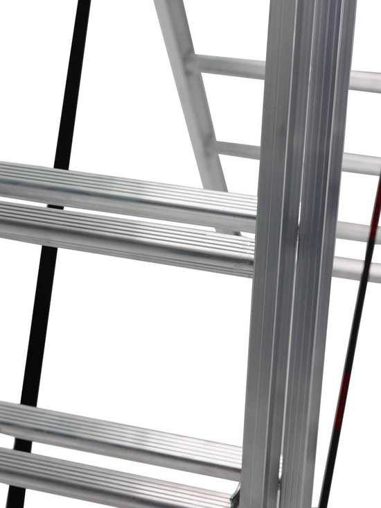 Close-up van een aluminium ladder met rode details en zwarte spanbanden.
